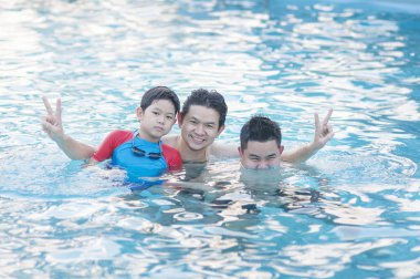 Baba ve iki oğlu açık su yüzme havuzunda - mutlu aile oyun zaman kavramı oynamak