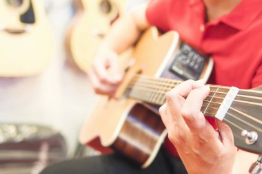 Adam gitar gitar arka plan asılı ile oynuyor