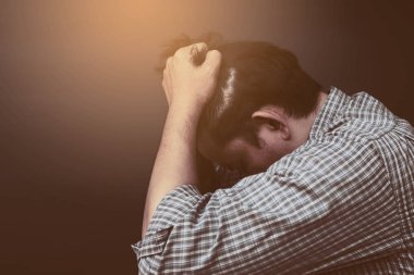 Üzgün adam elleriyle kafa tutan