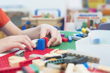 Çocuk oyun renkli oyuncak blok bulmaca koymak için beyin uygulama 
