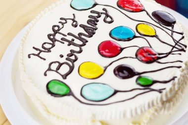 Beyaz tereyağı pasta ve kek dekorasyon ahşap masa üzerinde için renkli yam