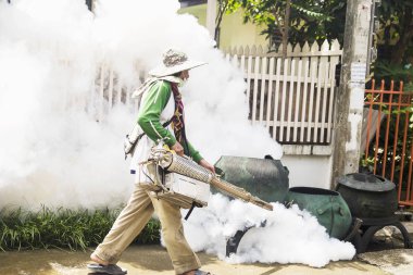 Adam yayılan sivrisinek korumak için termal sis makinesi kullanıyor