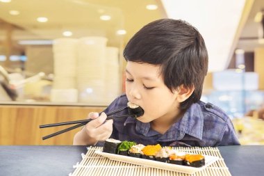Suşi restoranında yemek Asya tatlı çocuk