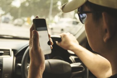 Bir adamın cep telefonu kullanırken tehlikeli araba sürüş kapatmak