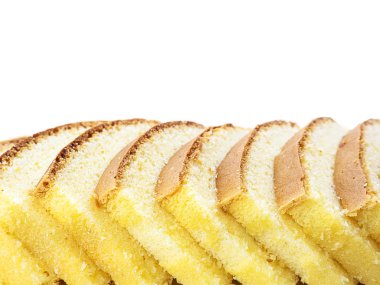Eğimli sırasının beyaz bitti izole tereyağı pasta dilimlenmiş