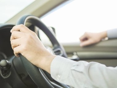 Bir yandan, tehlikeli davranış kullanarak arabayı kullanan biri yakın çekim