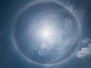 Güneş mavi gökyüzü gün olayları Tayland halo