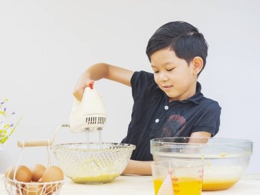 Asyalı çocuk kek yapmak.