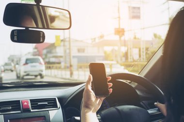 Bir adamın cep telefonu kullanırken tehlikeli araba sürüş kapatmak