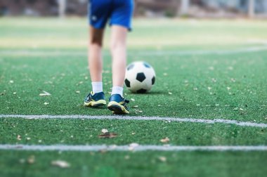 Top futbol sahası başlatmak veya yeni oyun - spor oyuncu kavramı oynamak hazır ile ayakta çocuk