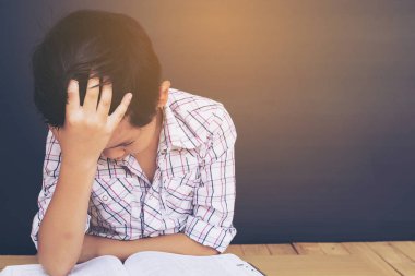 7 yıl yaşlı Asya çocuk üzgün