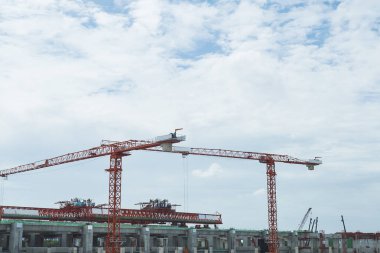 Kule vinç inşaat sitesinde