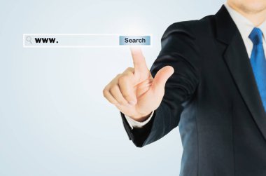 İş adamı arama saydam düğmesini Internet Adres çubuğuna beyaz arka plan üzerinde iş teknoloji kavramı bastırıyor