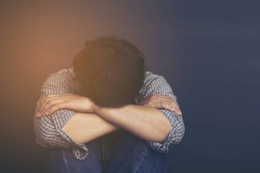 Üzgün adam elleriyle kafa tutan