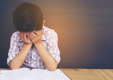 7 yıl yaşlı Asya çocuk üzgün