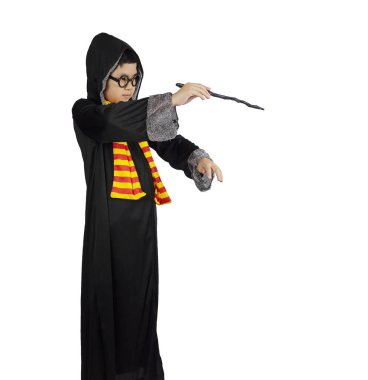 Cadılar Bayramı gün beyaz arka plan üzerinde izole bir sihirbaz oynayan çocuk