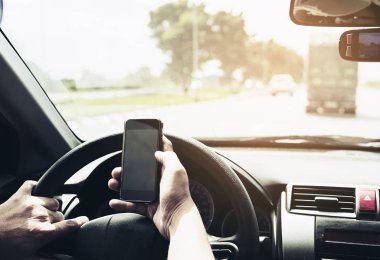 Bir adamın cep telefonu kullanırken tehlikeli araba sürüş kapatmak