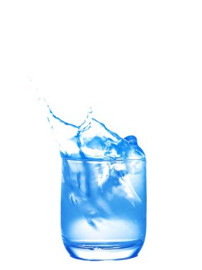 Mavi tonu splash su bir bardak yumuşak odak