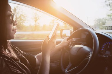 Tehlikeli araba sürüş sırasında cep telefonuyla Bayan