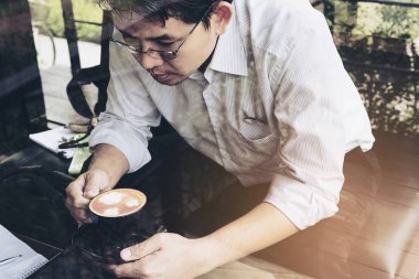 İşadamı kafede onun bilgisayar ile çalışma