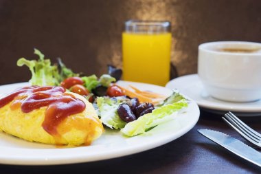 Taze salata sebze ve portakal suyu kahve kahvaltı ile omlet ayarla