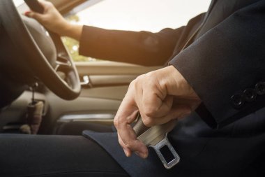 Sürüş önce koyarak araba emniyet kemeri adamım, kemer tokası, emniyetli sürücü kavramı yakın çekim