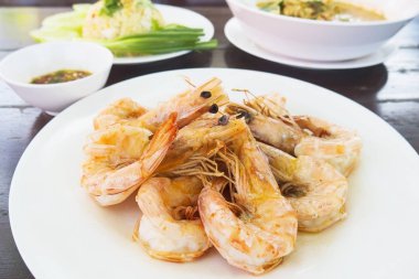 Kızarmış karides beyaz yemek yemeye hazır servis