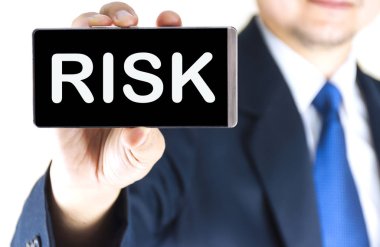 Risk, kelime cep telefonu ekran bulanık genç işadamı el Beyaz arka plan üzerinde iş kavramı