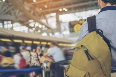 Gezgin üzerinden check-in sırasında Havaalanı iade sayaçları için bekleyen bulanık uzun yolcu sıra yumuşak odaklı resmi