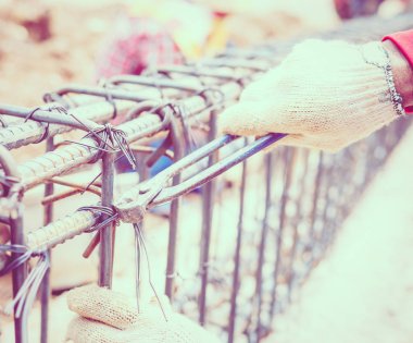 Vintage tarzı fotoğraf inşaat işçileri betonarme kiriş çelik çubuklar kuruyorsunuz