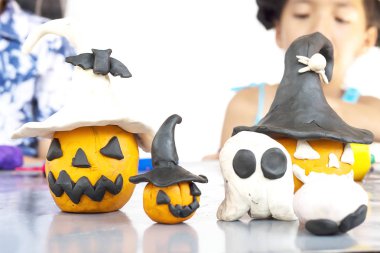 Erkek ve kız çocuk mutlu kil oyuncak oynuyorlar