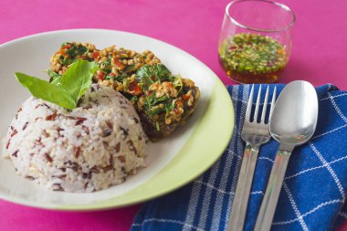 Tay tarzında serin fesleğen kıyılmış domuz eti ile kızarmış ve korunmuş yumurta ve karışık pirinç yemek hizmet için hazır