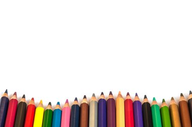 Beyaz arkaplanda izole edilmiş renkli kalemler