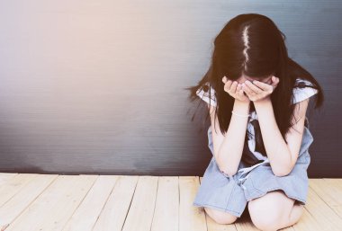 Ahşap katta oturan üzgün Asyalı kız