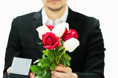 Kırmızı ve beyaz buket gül ve hediye kutusu biri beyaz arka plan ile Sevgililer günü veya diğer aşk festival olay - romantizm aşk kutlama kavramı veren adam