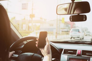 Bir adamın cep telefonu kullanırken tehlikeli araba sürüş kapatmak