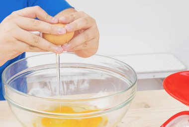 çocuk masasında pasta yapma