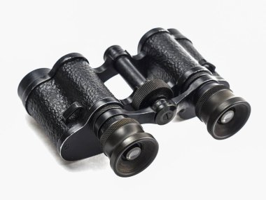 Beyaz arka plan üzerinde izole eski antika dürbün