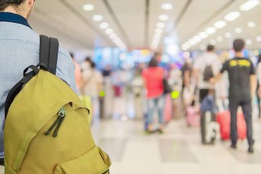 Gezgin üzerinden check-in sırasında Havaalanı iade sayaçları için bekleyen bulanık uzun yolcu sıra yumuşak odaklı resmi