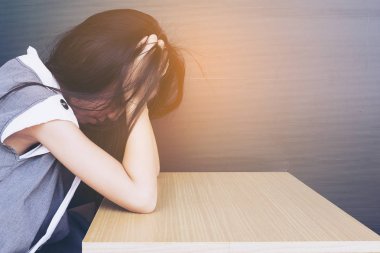 Masada oturan üzgün Asyalı kız