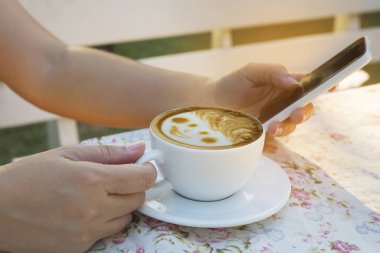 Bayan telefon beyaz kahve içme kullanma