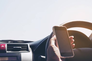 Kadın tehlikeli araba tutarak ve bir harita navigator cep telefonu seyir sırasında sürüş