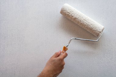 resim haddeleme boya fırçası tutan eli kırpılmış