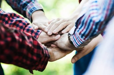 Grup Üyelik elleriyle onların nihai hedefe ulaşmak için onların toplantı aktivite sırasında ekip çalışması birlik sembolü olarak birlikte. Vintage sesi kapat birleştirmek boyuyla bulanıklık yumuşak ışık yeşil bahçe arka plan üzerinde