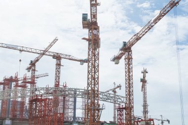 Bulutlu gökyüzü mavi arka plan ile inşaat sitede kule vinç