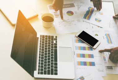 Dizüstü bilgisayar ve grafik veya grafik tablet kahve ile çalışma ve bir tablo üzerinde hareket eden insanlar