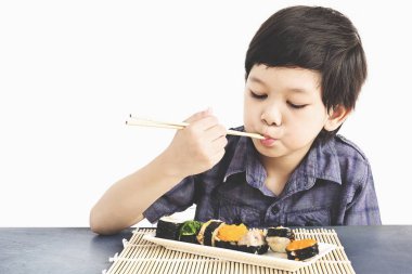 Beyaz arka plan üzerinde suşi yemek Asya tatlı çocuk