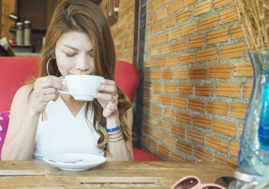 Vintage kafede kahve içme kadın