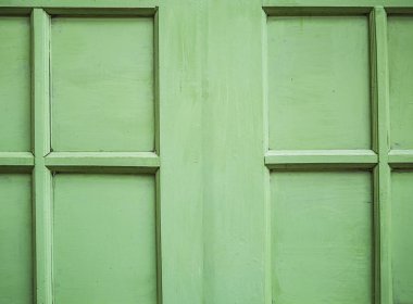 Yeşil ahşap çerçeve penceresi arka plan