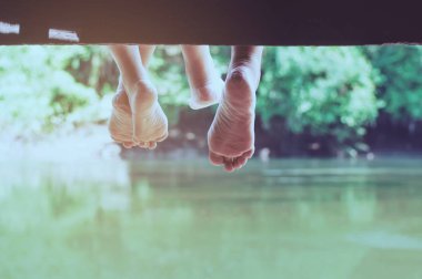 Oturan insanlar iskelede nehir arka plan Haritayı özgürlük yaşam tarzı üzerinde relax - yavaş hayat sakin yeşil doğa kavramı